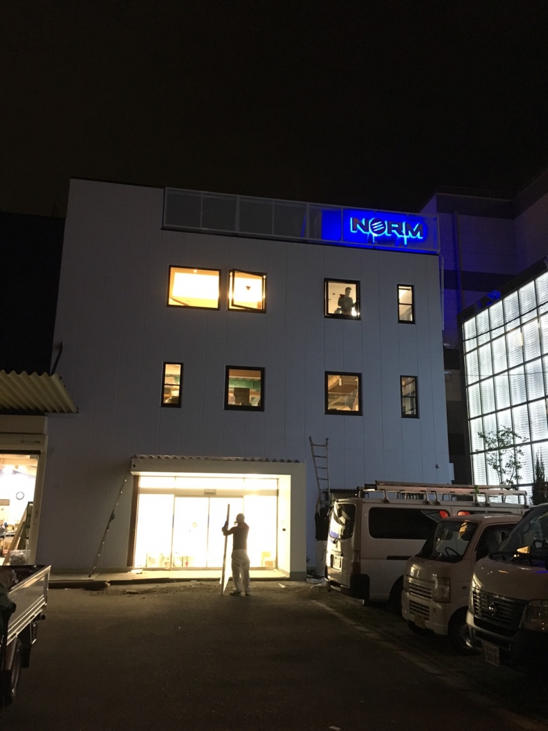 外壁サイン　exterior wall sign